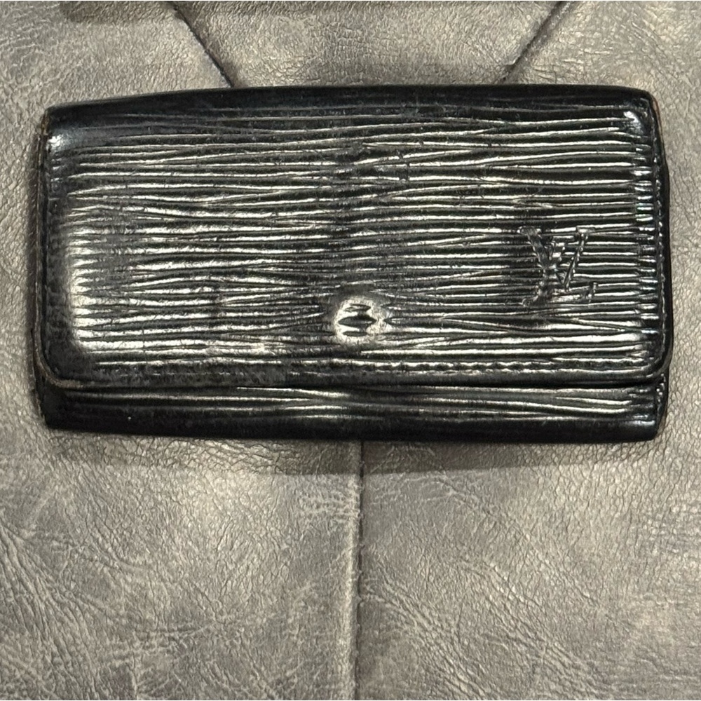 Louis Vuitton Key Holder Black Epi Leather has rubbing on corners see pics